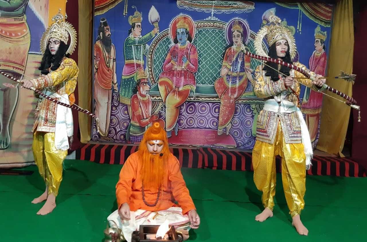 लोहाघाट की रामलीला में राक्षसों से यज्ञ की रक्षा करते राम, लक्ष्मण। लोहाघाट की रामलीला में राक्षसों से यज्ञ की रक्षा करते राम, लक्ष्मण।