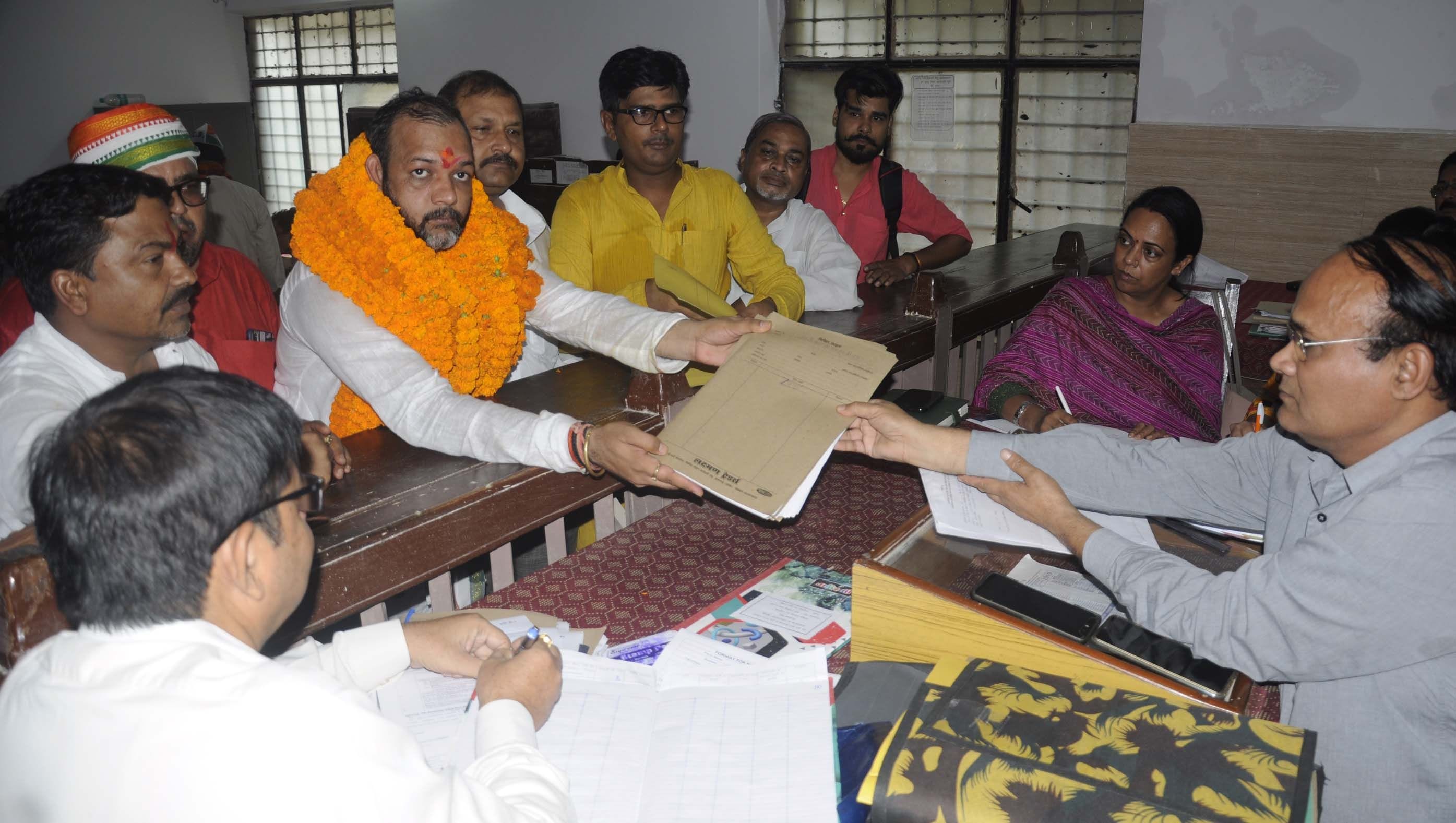 प्रतापगढ़ सदर तहसील में विधानसभा उप चुनाव को नामांकन पत्र दाखिल करते कांग्रेस प्रत्याशी डा0 नीर? प्रतापगढ़ सदर तहसील में विधानसभा उप चुनाव को नामांकन पत्र दाखिल करते कांग्रेस प्रत्याशी डा0 नीर?