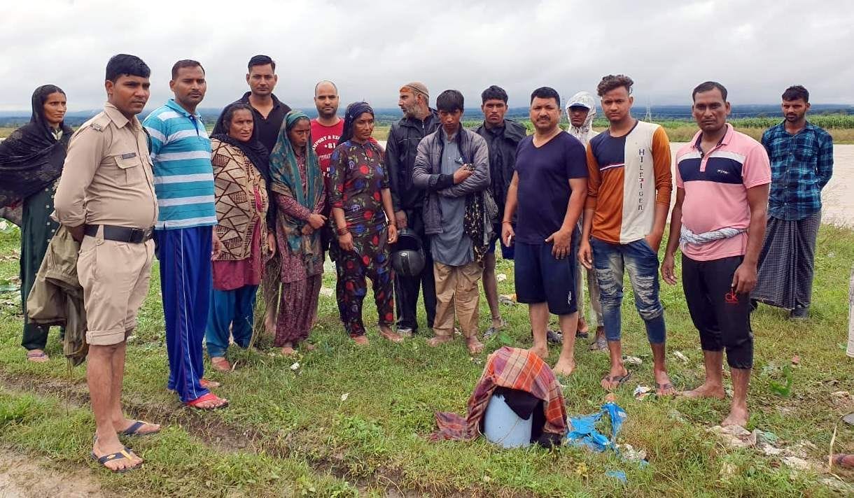 सहसपुर में चलाए गए रेस्क्यू ऑपरेशन में मौजूद पुलिस कर्मी और क्षेत्रीय लोग।