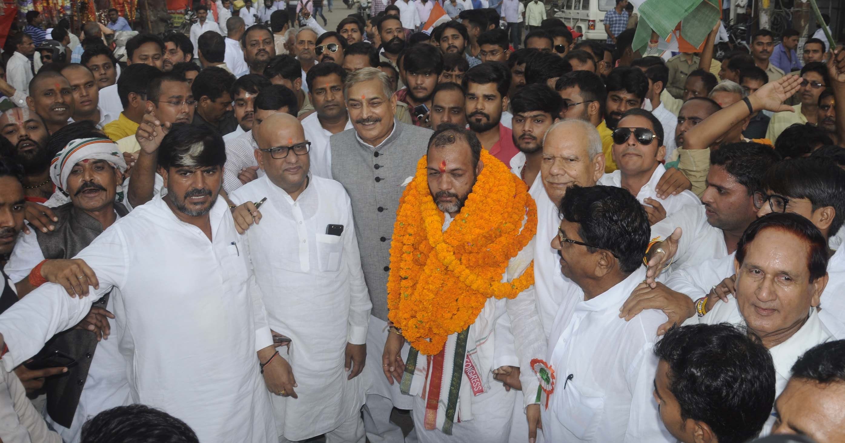 सदर विधानसभा उप चुनाव में नामांकन करने जाते कांग्रेस प्रत्याशी के साथ प्रमोद तिवारी व अजय राय। सदर विधानसभा उप चुनाव में नामांकन करने जाते कांग्रेस प्रत्याशी के साथ प्रमोद तिवारी व अजय राय।