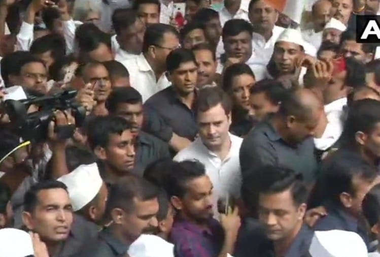 राहुल गांधी के नेतृत्व में कांग्रेस ने पदयात्रा निकाली