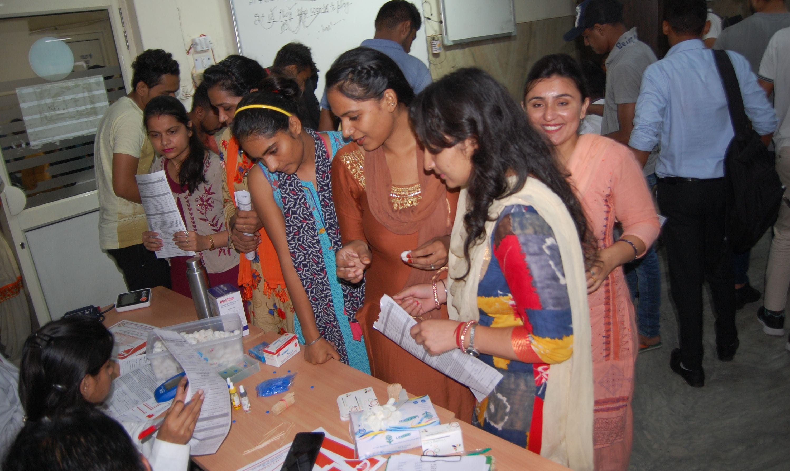 रक्तदान कैंप में रजिस्ट्रेशन कराती युवतियां। रक्तदान कैंप में रजिस्ट्रेशन कराती युवतियां।