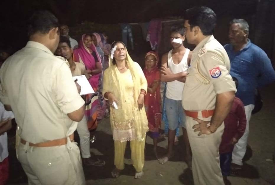 रानीगंज अजगरा में अंडा विक्रेता की हत्या के बाद मौके पर पहुंची पुलिस पूछताछ करती हुई। रानीगंज अजगरा में अंडा विक्रेता की हत्या के बाद मौके पर पहुंची पुलिस पूछताछ करती हुई।