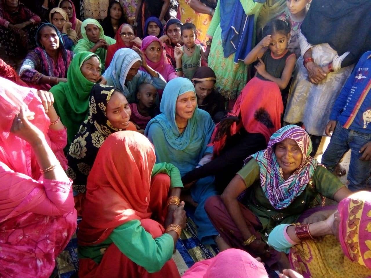 रानीगंज अजगरा में अंडा विक्रेता का शव पहुंचने पर विलखते परिजन। रानीगंज अजगरा में अंडा विक्रेता का शव पहुंचने पर विलखते परिजन।
