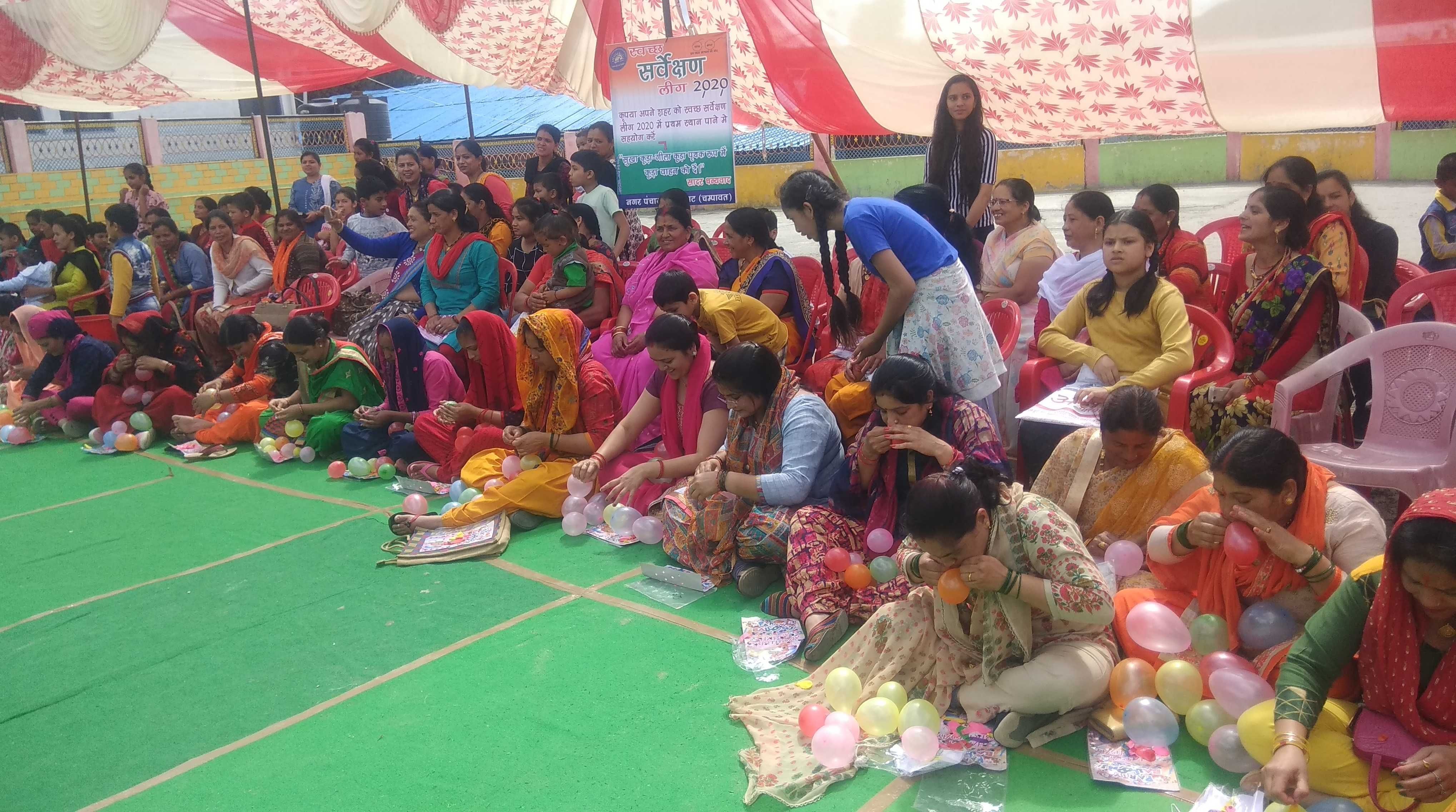 नगर पंचायत द्वारा आयोजित महिलाओं की गुब्बारा फुलाओ प्रतियोगिता में दमखम दिखाती महिलाएं। नगर पंचायत द्वारा आयोजित महिलाओं की गुब्बारा फुलाओ प्रतियोगिता में दमखम दिखाती महिलाएं।