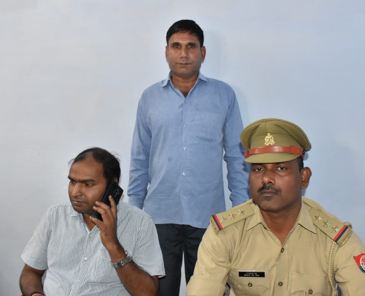 आंगनबाड़ी कार्यकत्रियों द्वारा पुलिस को सौंपा गया फर्जी कर्मचारी आंगनबाड़ी कार्यकत्रियों द्वारा पुलिस को सौंपा गया फर्जी कर्मचारी