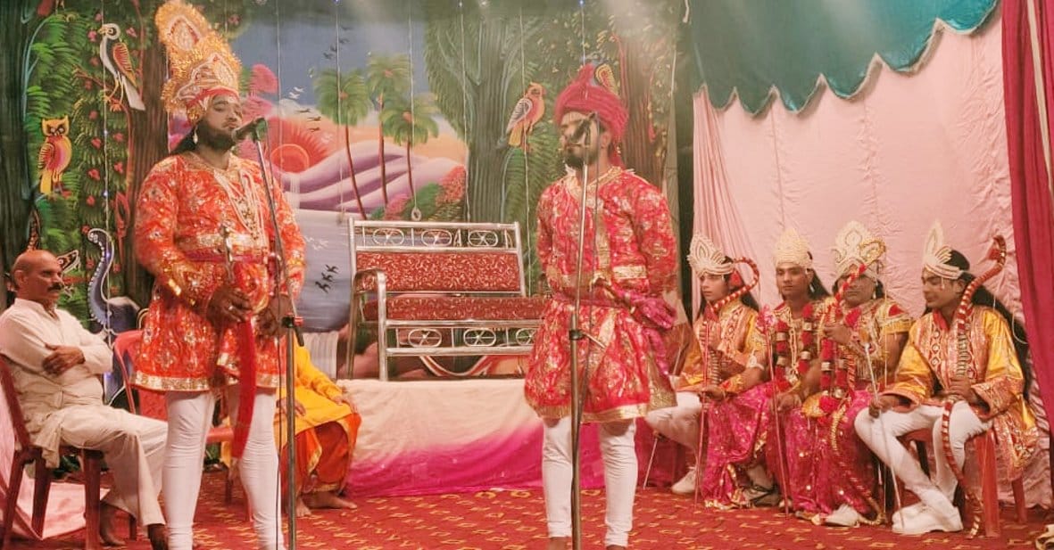 बागपत के पुराना कस्बे स्थित बागेश्वर मंदिर में रामलीला मंचन करते कलाकार बागपत के पुराना कस्बे स्थित बागेश्वर मंदिर में रामलीला मंचन करते कलाकार