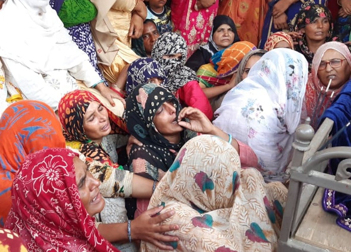 बागपत: पलड़ा गांव में जाहिद का शव पहुंचने के बाद विलाप करते परिजन