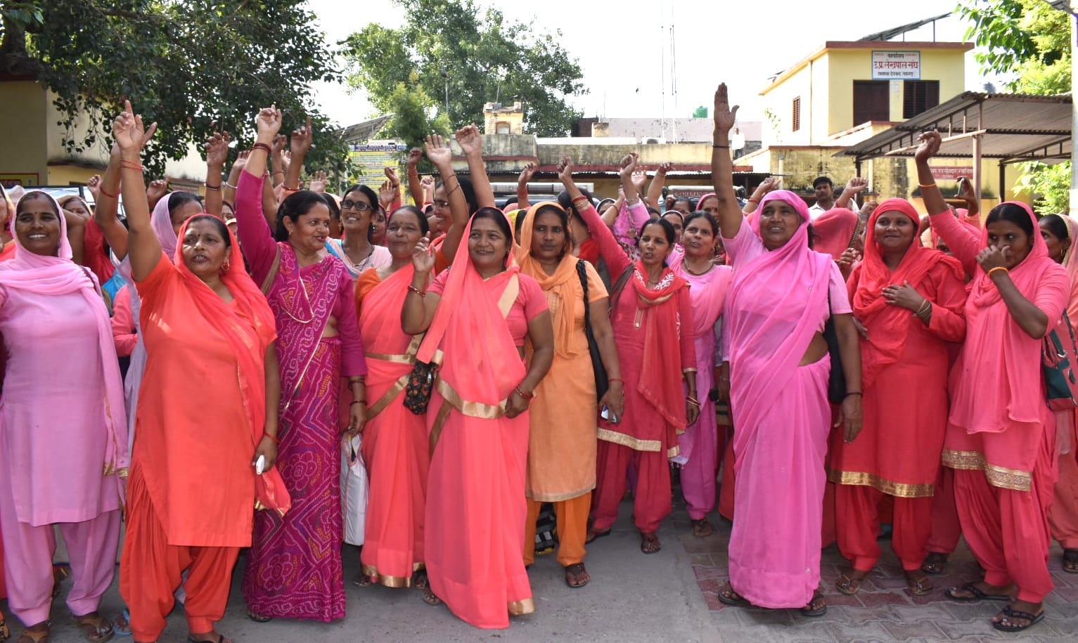देवबंद में फर्जी कर्मचारी के खिलाफ कार्रवाई की मांग को लेकर प्रदर्शन करती आंगनबाड़ी कार्यकत्रि? देवबंद में फर्जी कर्मचारी के खिलाफ कार्रवाई की मांग को लेकर प्रदर्शन करती आंगनबाड़ी कार्यकत्रि?