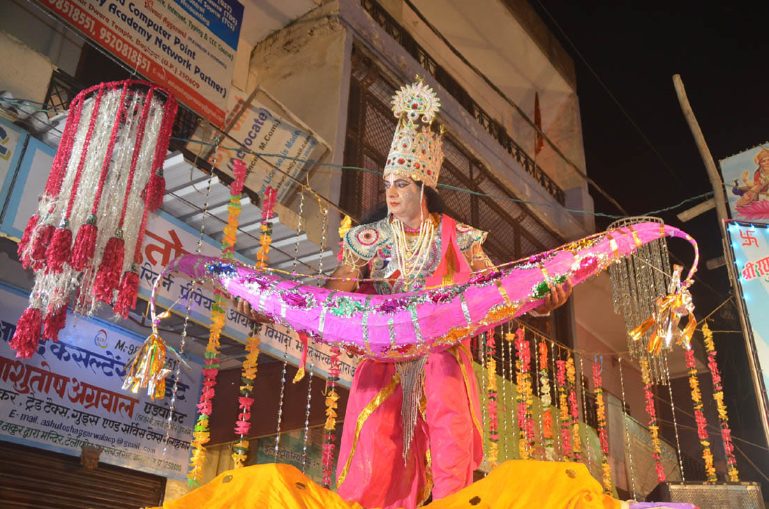 बागपत में धनुष तोडने का मंचन करते कलाकार बागपत में धनुष तोडने का मंचन करते कलाकार