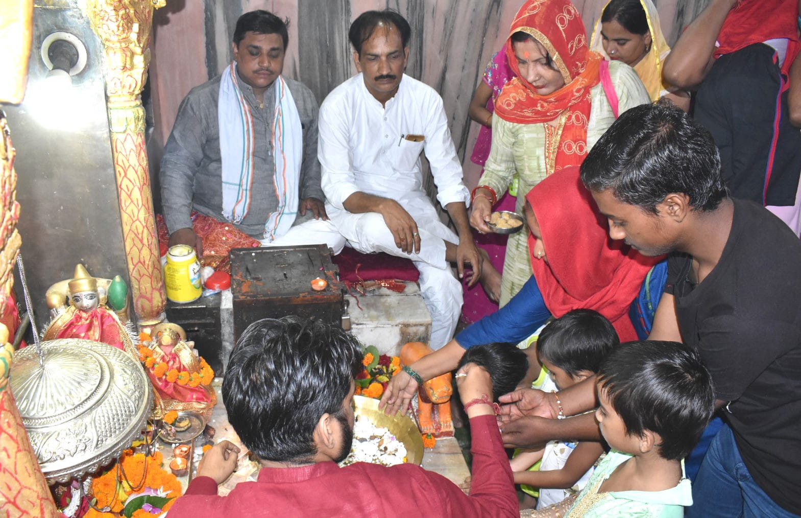 श्री त्रिपुर मां बाला सुंदरी देवी मंदिर में माता चंद्रघंटा देवी की पूजा अर्चना करते श्रद्धालु