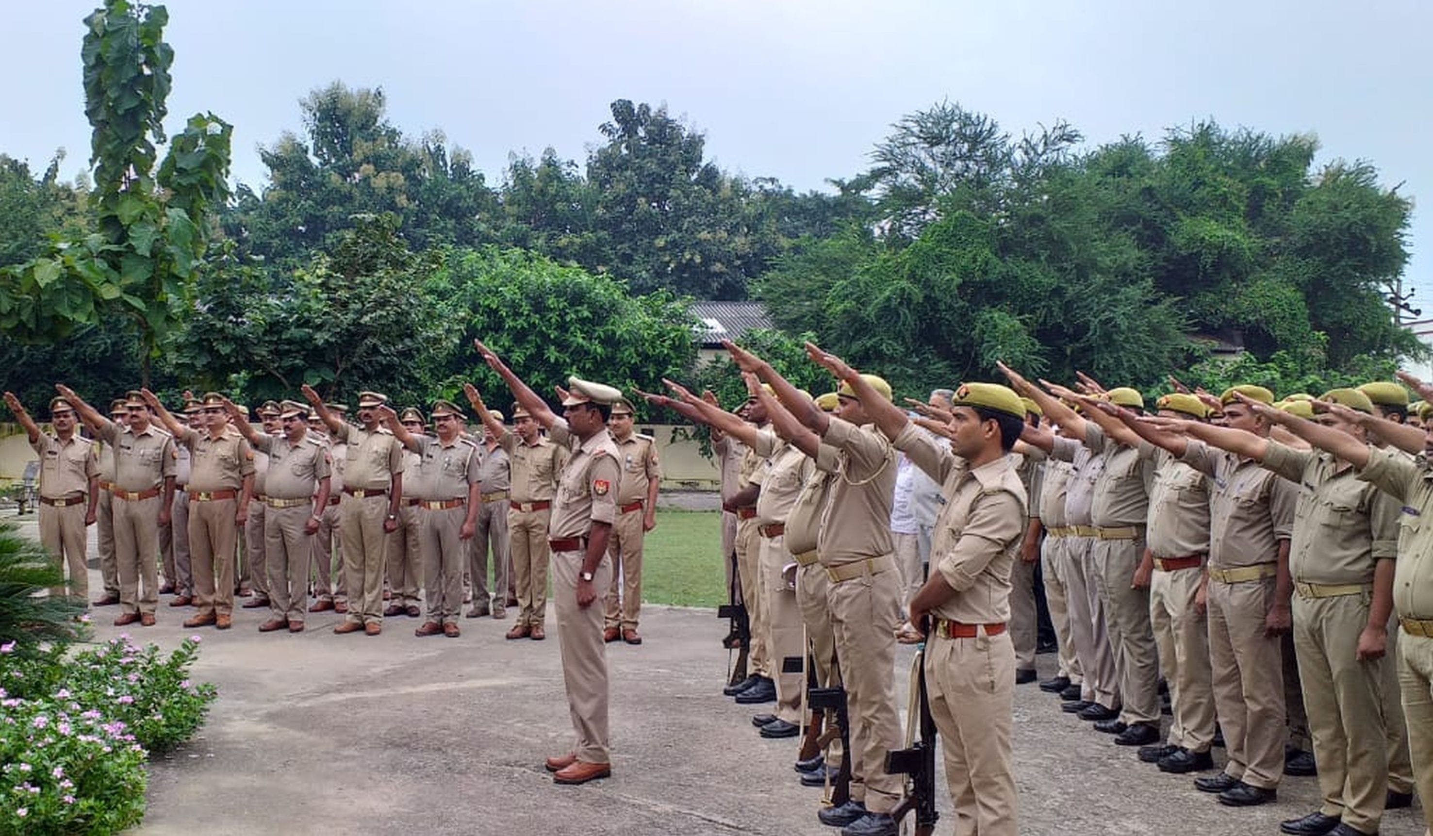 बलरामपुर में बुधवार को गांधी व शास्त्री जयंती के अवसर पर शपथ लेते पुलिसकर्मी। बलरामपुर में बुधवार को गांधी व शास्त्री जयंती के अवसर पर शपथ लेते पुलिसकर्मी।