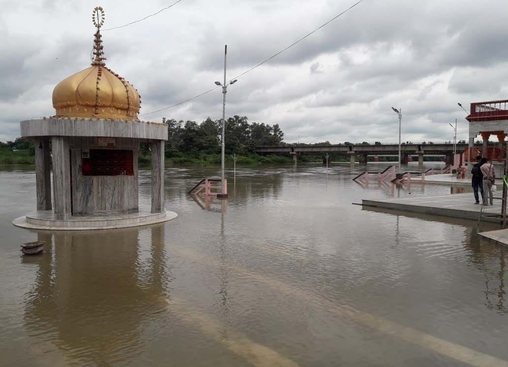 बेल्हा देवी धाम परिसर में भरा सई नदी के बाढ़ का पानी। बेल्हा देवी धाम परिसर में भरा सई नदी के बाढ़ का पानी।
