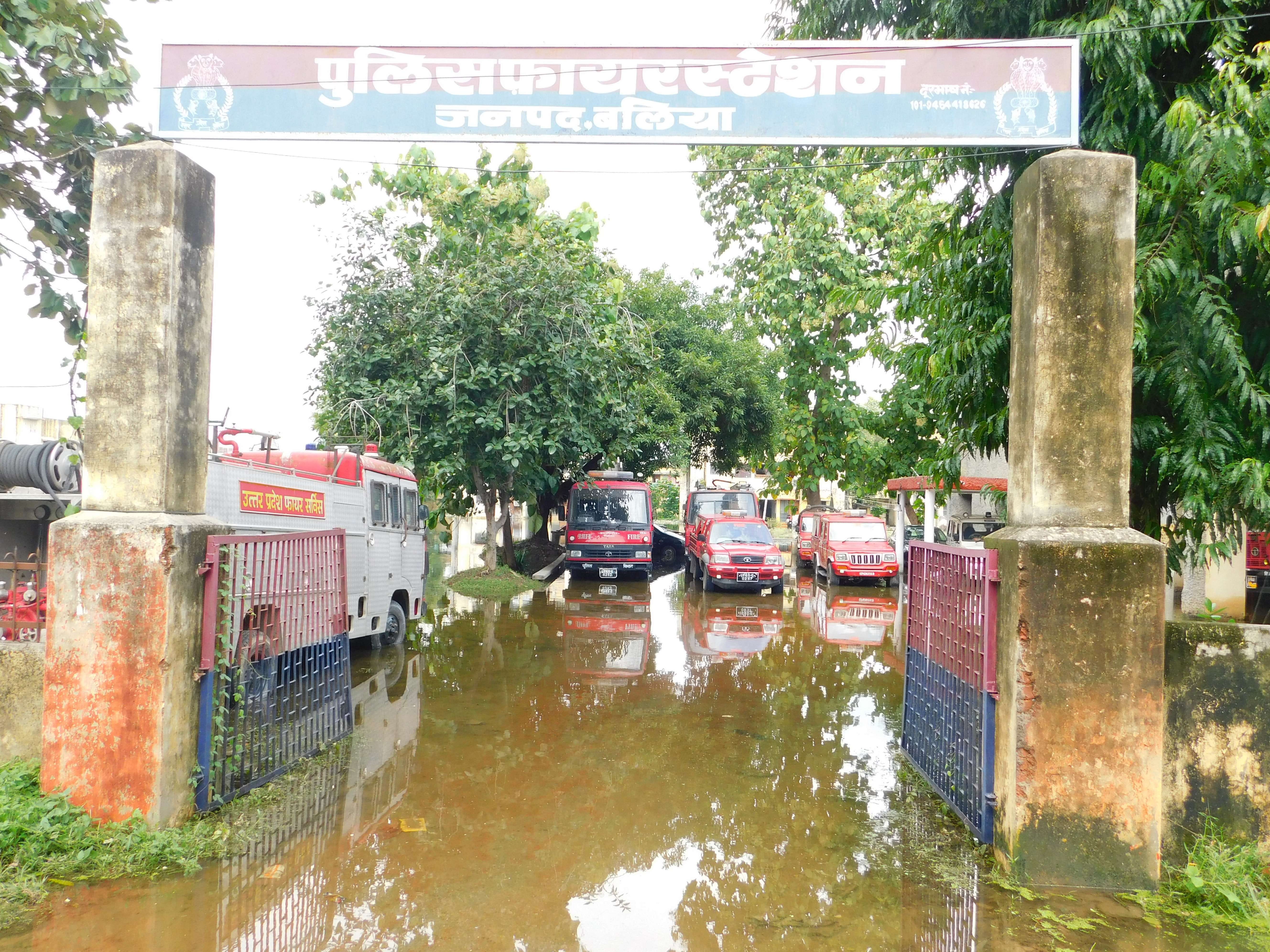 इस समय यदि कहीं आग लगी तो कमर में पानी में दौड़कर गाड़ियों तक पहुंचे फायर विभाग के कर्मचारी। इस समय यदि कहीं आग लगी तो कमर में पानी में दौड़कर गाड़ियों तक पहुंचे फायर विभाग के कर्मचारी।
