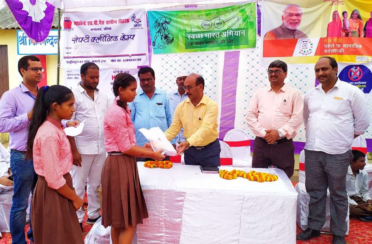 भगवानपुर स्कूल में स्वच्छ्ता किट बच्चों को देते जिला बेसिक शिक्षा अधिकारी भगवानपुर स्कूल में स्वच्छ्ता किट बच्चों को देते जिला बेसिक शिक्षा अधिकारी