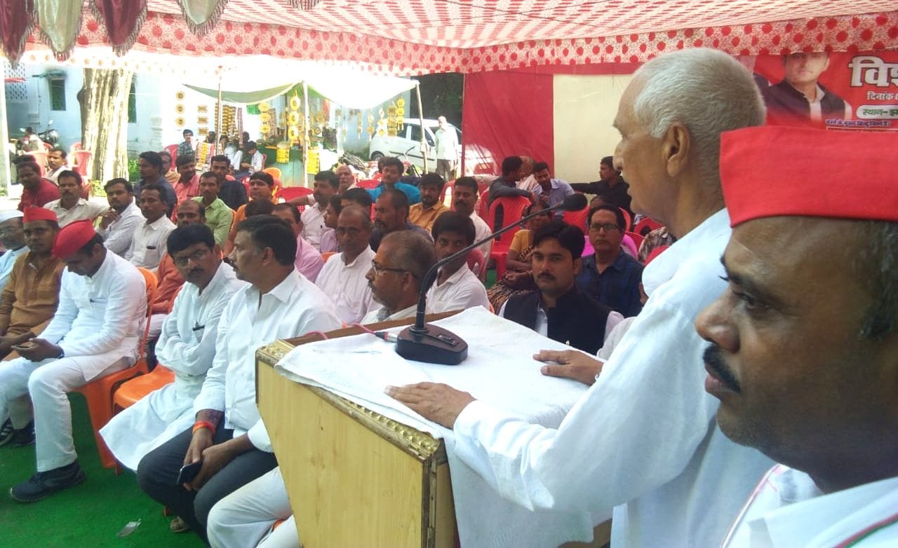 कलक्ट्रेट के निकट धरने को संबोधित करते सुंदरलाल कुरील।