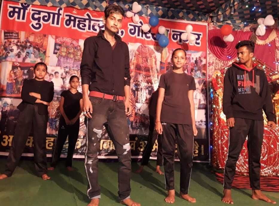 गोरखानगर में चल रहे दुर्गा महोत्सव में कार्यक्रम प्रस्तुत करते डब्बू डांसर की टीम। गोरखानगर में चल रहे दुर्गा महोत्सव में कार्यक्रम प्रस्तुत करते डब्बू डांसर की टीम।