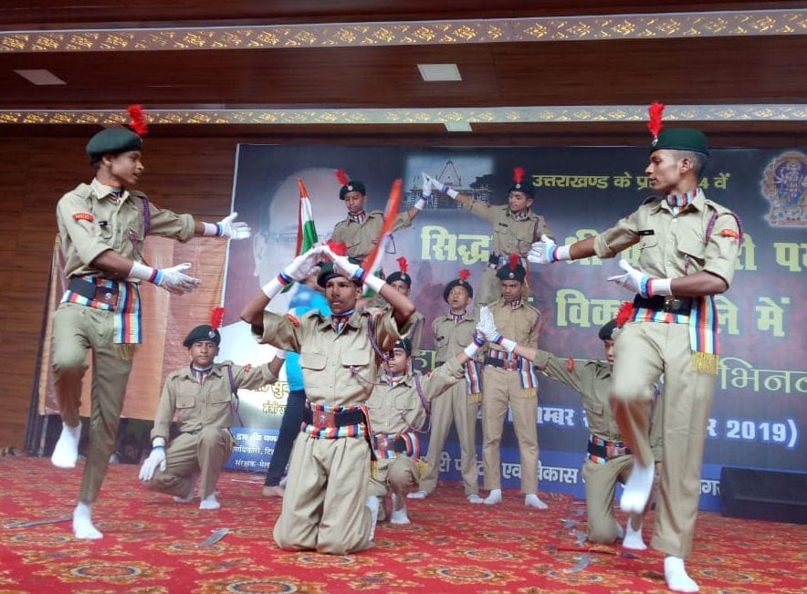 नरेंद्रनगर में कुंजापुरी मेले की सांस्कृतिक संध्या में प्रस्तुति देते छात्र-छात्राएं।