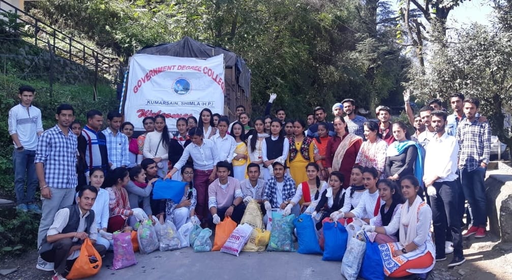 कुमारसैन कॉलेज में गांधी जयंति पर पोलोथीन अभियान के दौरान छात्र और छात्राएं