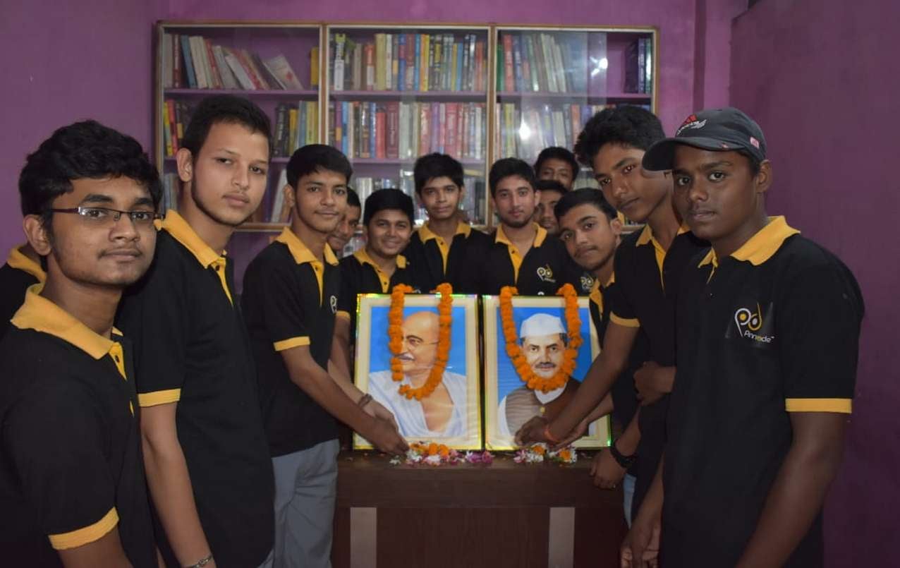 पिनैकल टेक्नो स्कूल भृगुआश्रम में गाधी व शास्त्री जी के चित्र पर मार्ल्यापण करते छात्र पिनैकल टेक्नो स्कूल भृगुआश्रम में गाधी व शास्त्री जी के चित्र पर मार्ल्यापण करते छात्र
