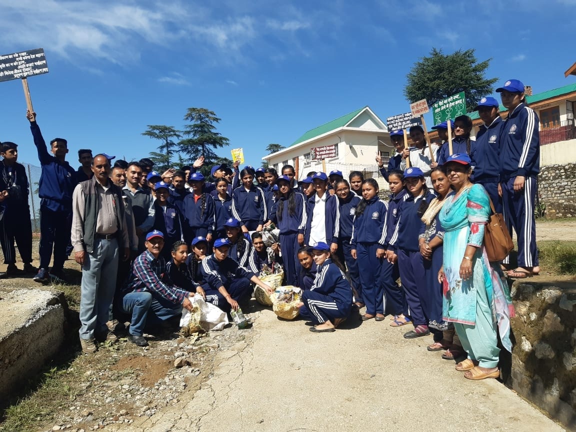 खटनोल स्कूल के एनएसएस वालंटियर पॉलिथीन एकत्रित करते अपने शिक्षकों के साथ सामुहिक चित्र में