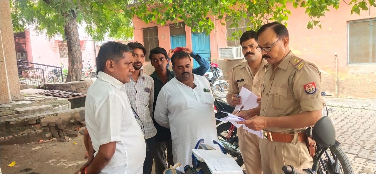 नंदिनी के परिजनों से जानकारी लेते पुलिसकर्मी नंदिनी के परिजनों से जानकारी लेते पुलिसकर्मी