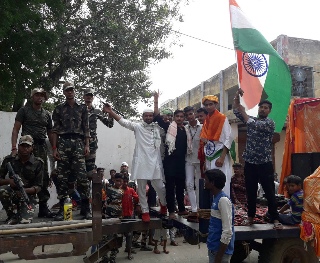 शोभा यात्रा मे देश भक्ति झांकी निकालते कलाकार शोभा यात्रा मे देश भक्ति झांकी निकालते कलाकार