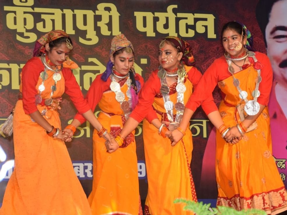 नरेंद्रनगर में कुंजापुरी मेले की सांस्कृतिक संध्या में प्रस्तुति देते कलाकार।