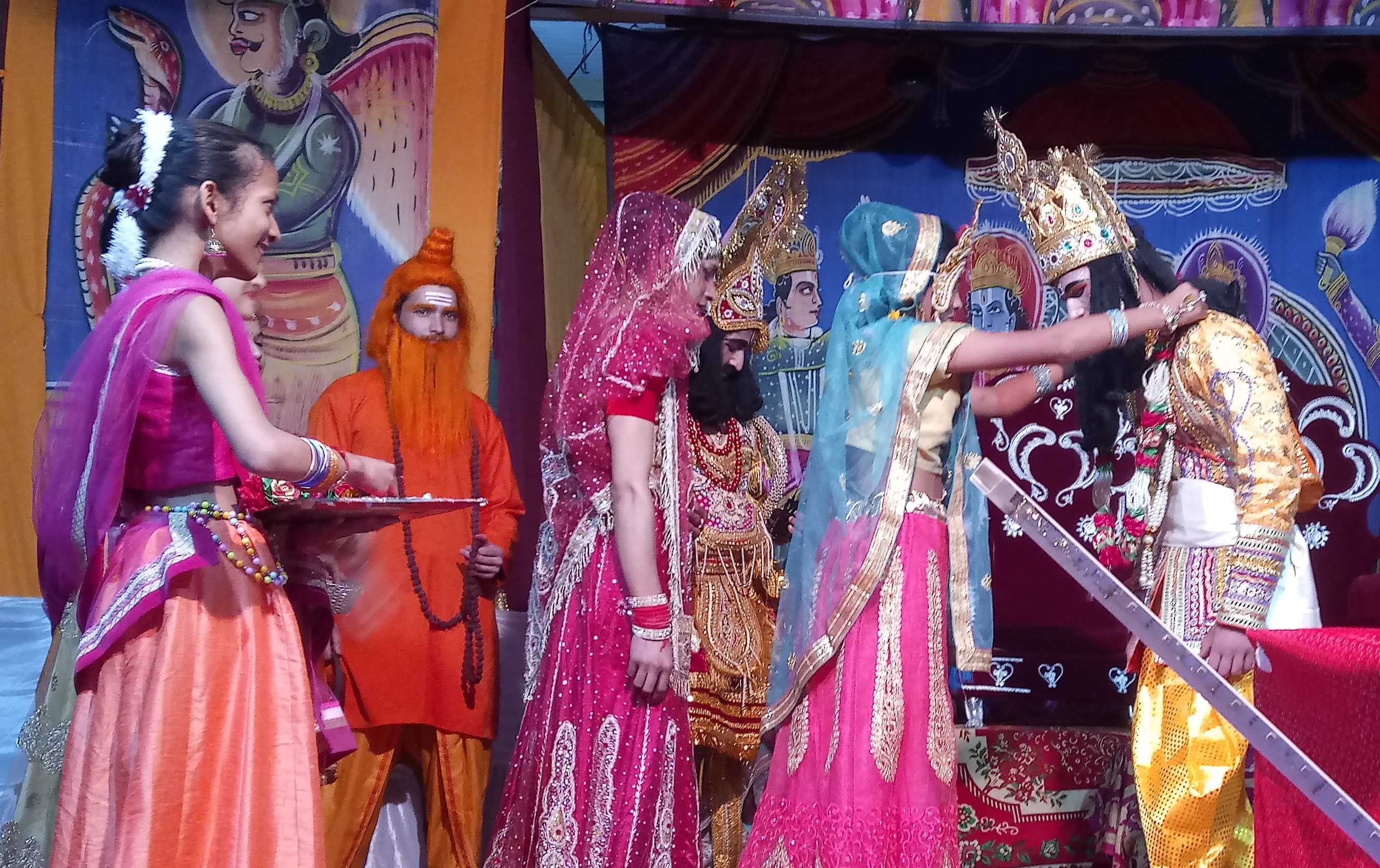 लोहाघाट की रामलीला में शिव धनुष तोड़ने के बाद श्रीराम को वरमाला पहनाती सीता। लोहाघाट की रामलीला में शिव धनुष तोड़ने के बाद श्रीराम को वरमाला पहनाती सीता।