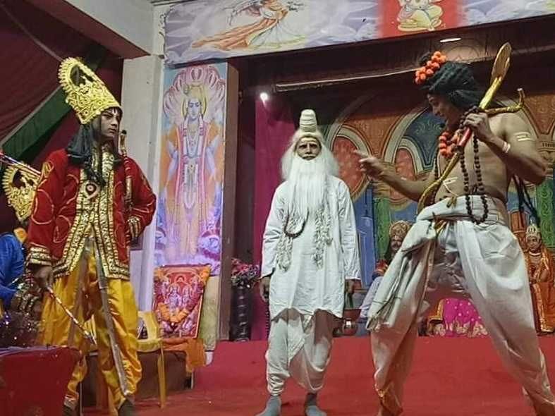 कर्णकरायत की रामलीला में लक्ष्मण और परशुराम के बीच होता संवाद। कर्णकरायत की रामलीला में लक्ष्मण और परशुराम के बीच होता संवाद।