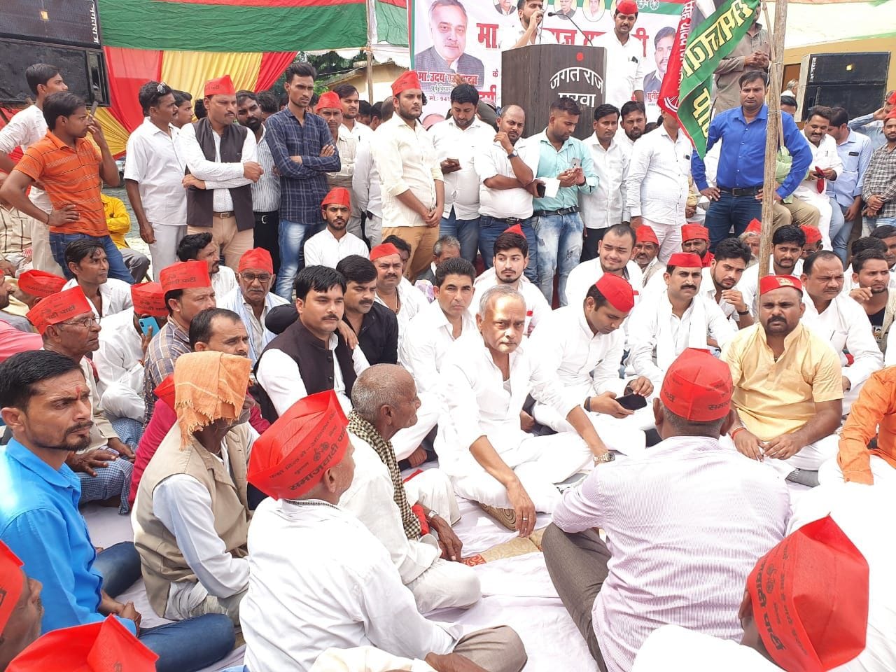 पुरवा में धरना देते सपा के पूर्व विधायक उदयराज यादव व अन्य कार्यकर्ता।