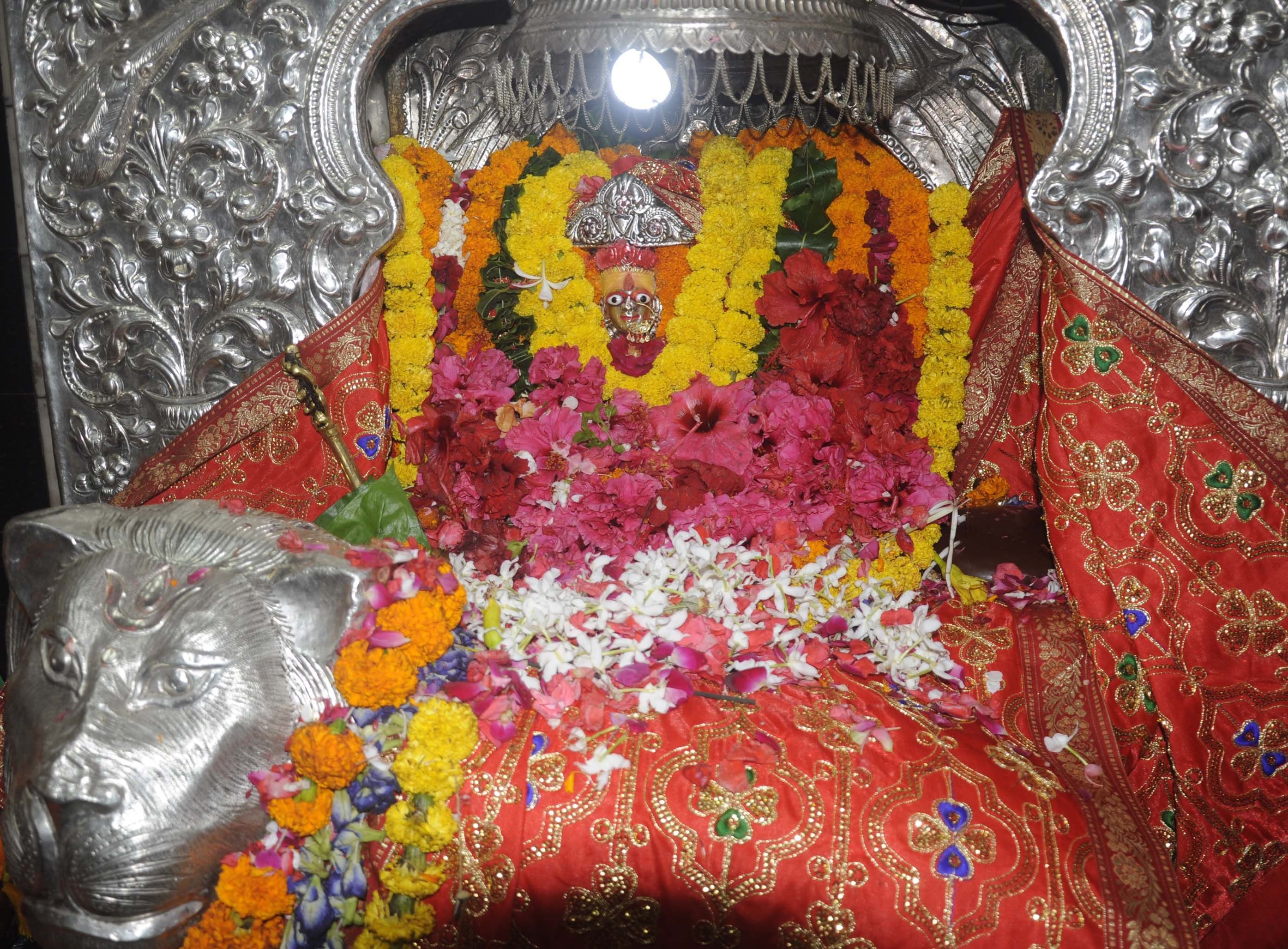 शारदीय नवरात्र के पंचमी पर गुरूवार को मां बेल्हा देवी का हुआ भव्य श्रृंगार। शारदीय नवरात्र के पंचमी पर गुरूवार को मां बेल्हा देवी का हुआ भव्य श्रृंगार।