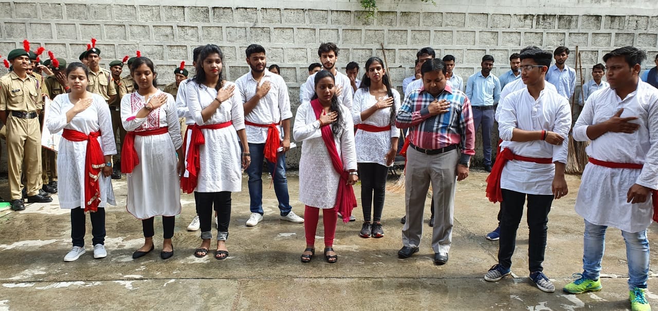 बुंदेलखंड विश्वविद्यालय में आईटीएचएम विभाग के विद्यार्थियों ने नुक्कड़ नाटक के जरिए लोगों को स? बुंदेलखंड विश्वविद्यालय में आईटीएचएम विभाग के विद्यार्थियों ने नुक्कड़ नाटक के जरिए लोगों को स?