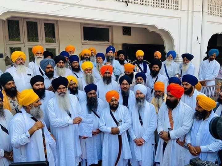 रणजीत सिंह टडरिया वाले के खिलाफ अकालतख्त के जत्थेदार ज्ञानी हरप्रीत सिंह को ज्ञापन सौंपते सिख ज?