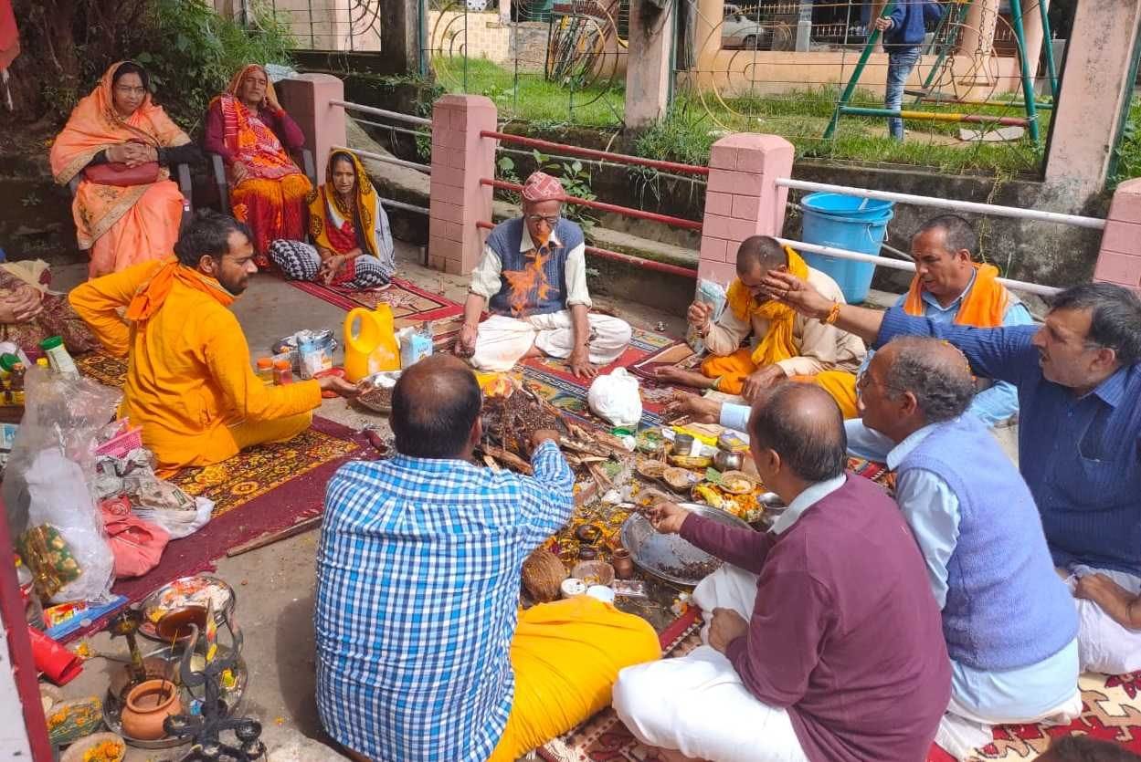 लोहाघाट के शीतला माता मंदिर में मूर्ति स्थापित करने के बाद हवन यज्ञ करते लोग। लोहाघाट के शीतला माता मंदिर में मूर्ति स्थापित करने के बाद हवन यज्ञ करते लोग।