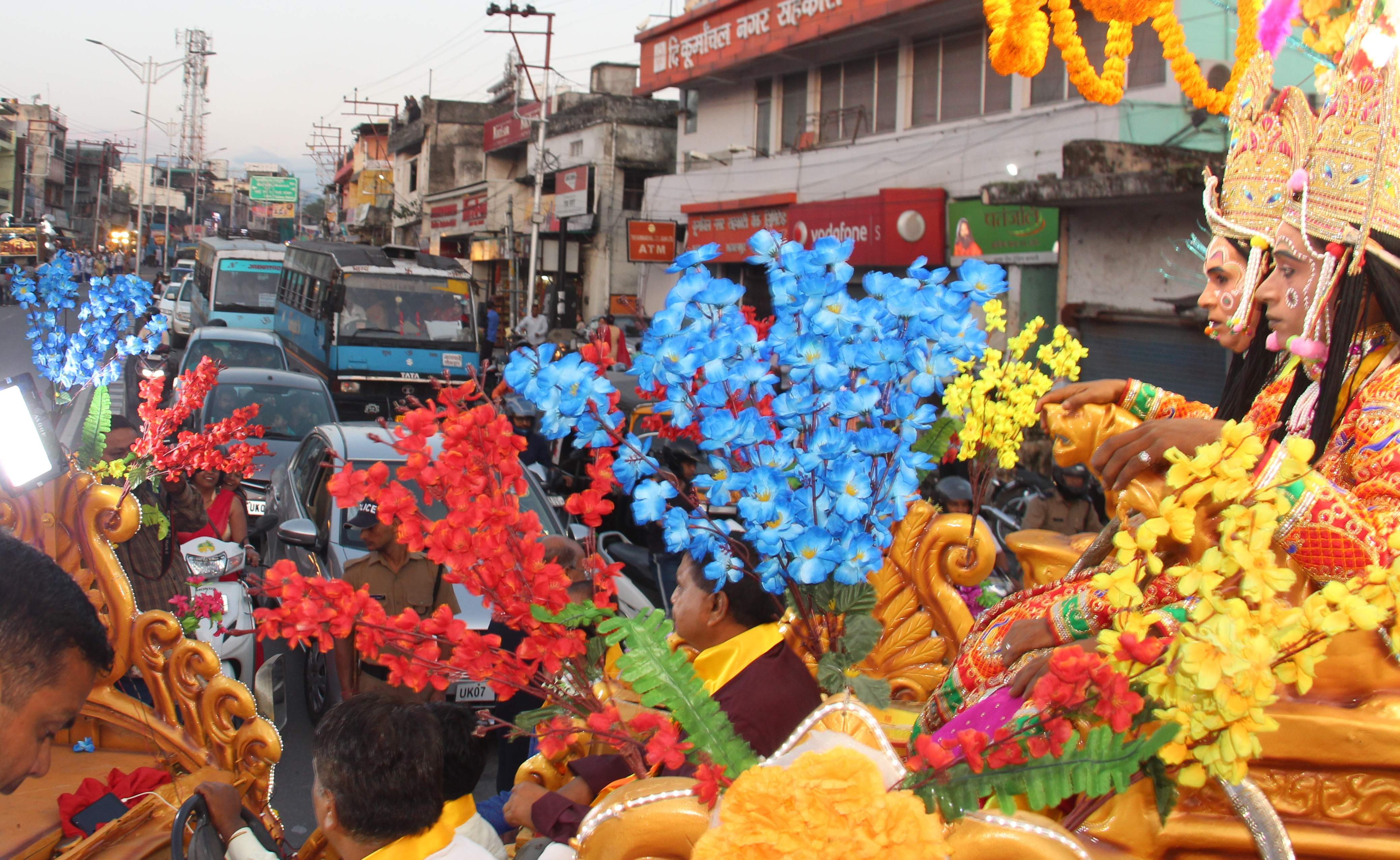 सहारनपुर रोड स्थित शिवाजी धर्मशाला से श्री रामलीला कला समिति की ओर से निकाली गई राम बारात के चलते सहारनपुर रोड स्थित शिवाजी धर्मशाला से श्री रामलीला कला समिति की ओर से निकाली गई राम बारात के चलते