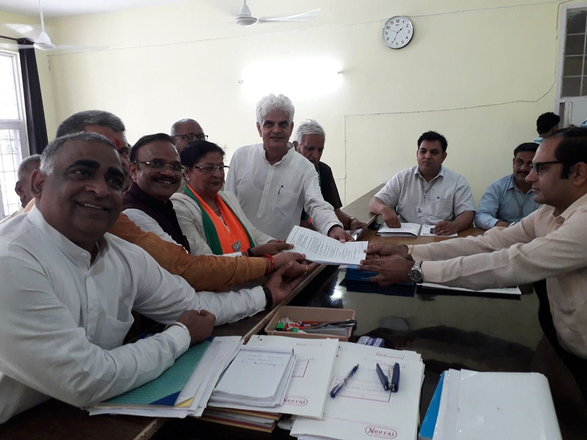 उचाना कलां विधानसभा क्षेत्र से भाजपा उम्मीदवार प्रेम लता नामांकन पत्र भरती हुईं। उनके साथ हैं प?