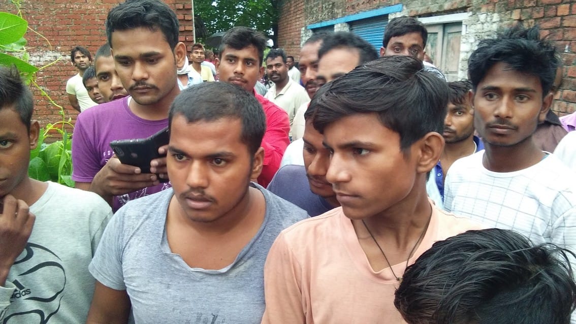 02- जलालपुर क्षेत्र के नत्थनपुर बाजार में सोने चांदी की दूकान में चोरी के दौरान चोरों द्वारा गोली ? 02- जलालपुर क्षेत्र के नत्थनपुर बाजार में सोने चांदी की दूकान में चोरी के दौरान चोरों द्वारा गोली ?