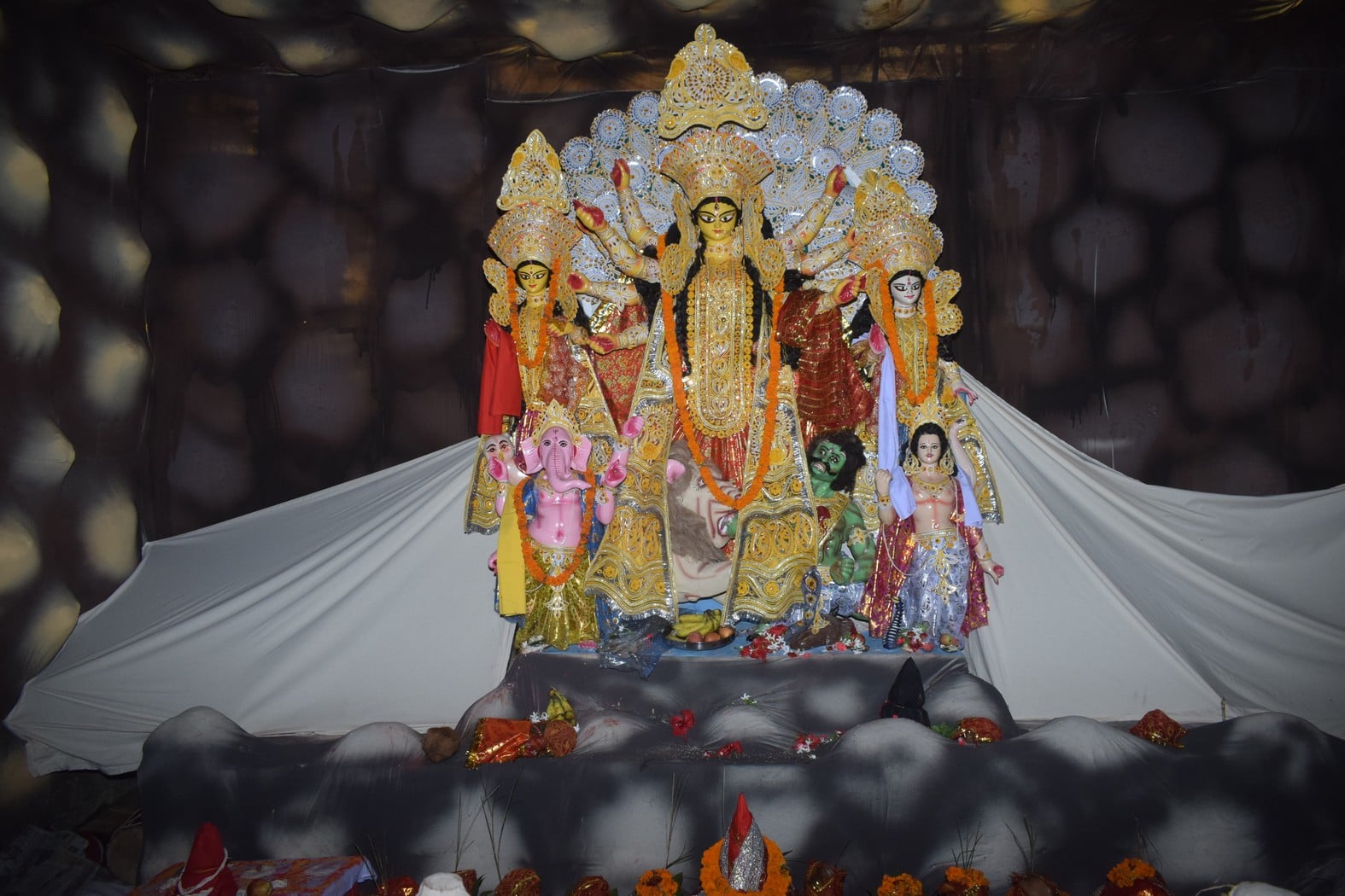 07- लाईन बाजार क्षेत्र के कन्हईपुर में मां अष्टभुजी दुर्गा पूजा द्वारा सजायी गई मां दुर्गा की प्रत?