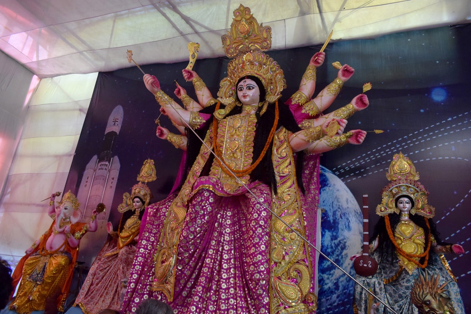 08- ओलन्दगंज की फल वाली गली में स्थापित मां दुर्गा की भव्य प्रतिमा।