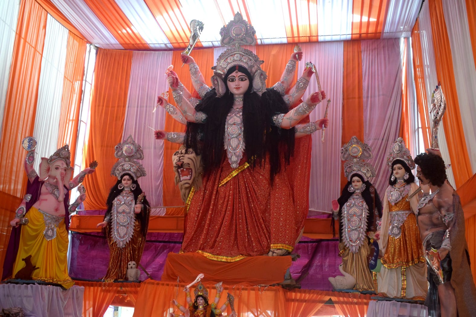 09- बदलापुर पड़ाव रोड पर स्थापित मां दुर्गा की भव्य प्रतिमा।