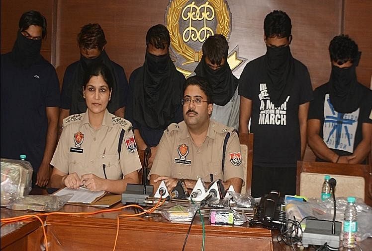 सावधान! आप भी हो सकते इस ठगी का शिकार, पकड़ा गया शातिर गिरोह, 37.30 लाख रुपये बरामद गिरफ्तार आरोपियों के बारे में जानकारी देते मोहाली के एसपी