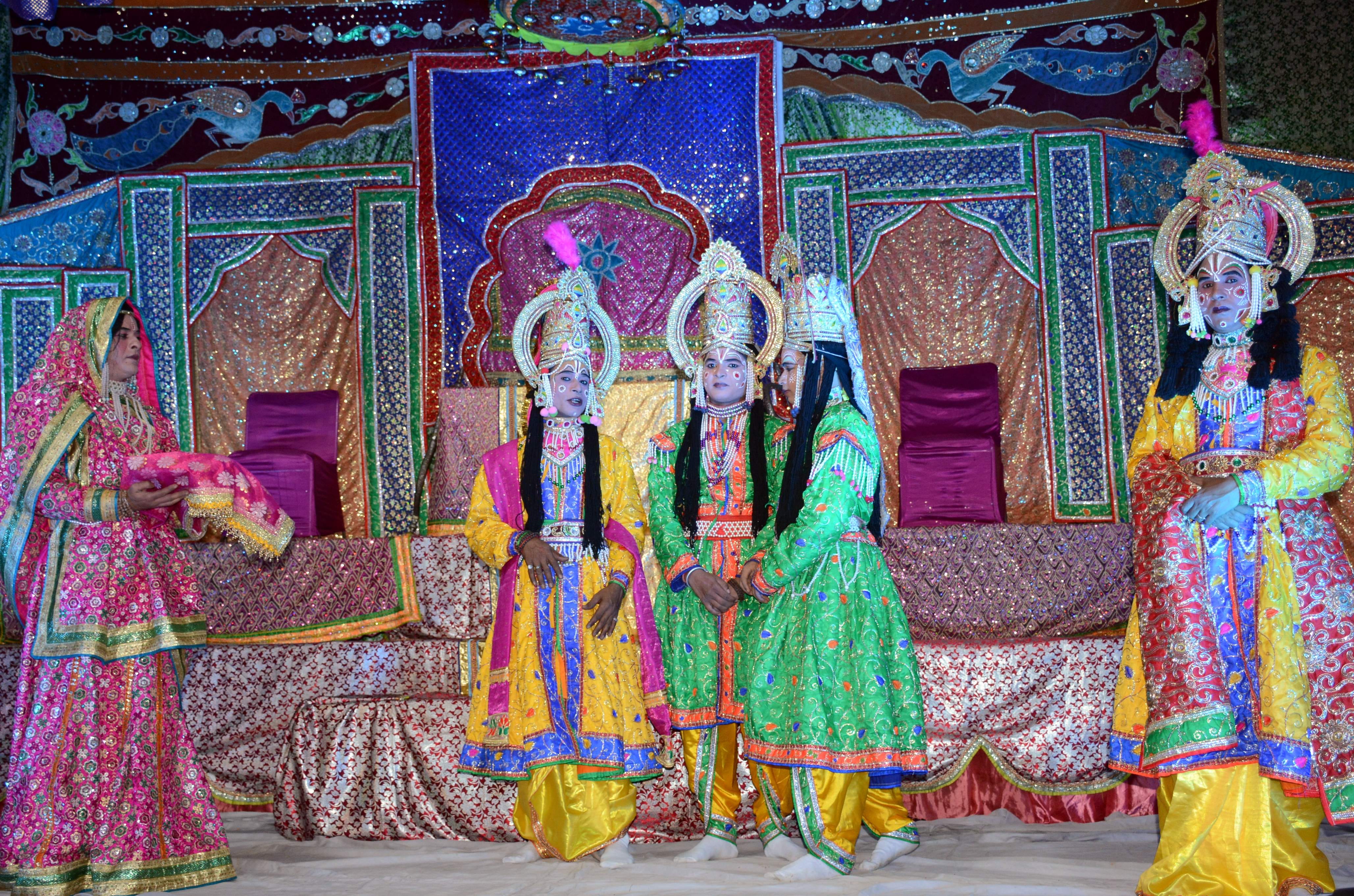 झंडे बाजार स्थित रामलीला कला समिति द्वारा आयोजित श्री रामलीला में लीला का मंचन करते कलाकार । 