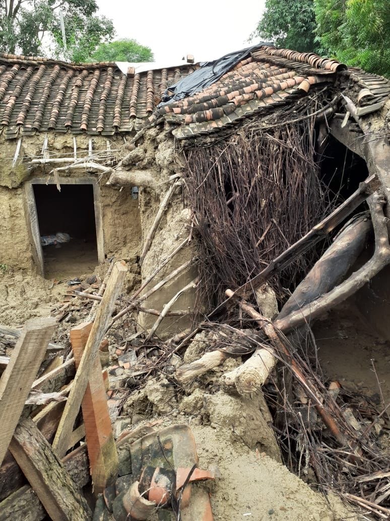 मानधाता क्षेत्र में बारिश के दौरान गिरा कच्चा मकान।