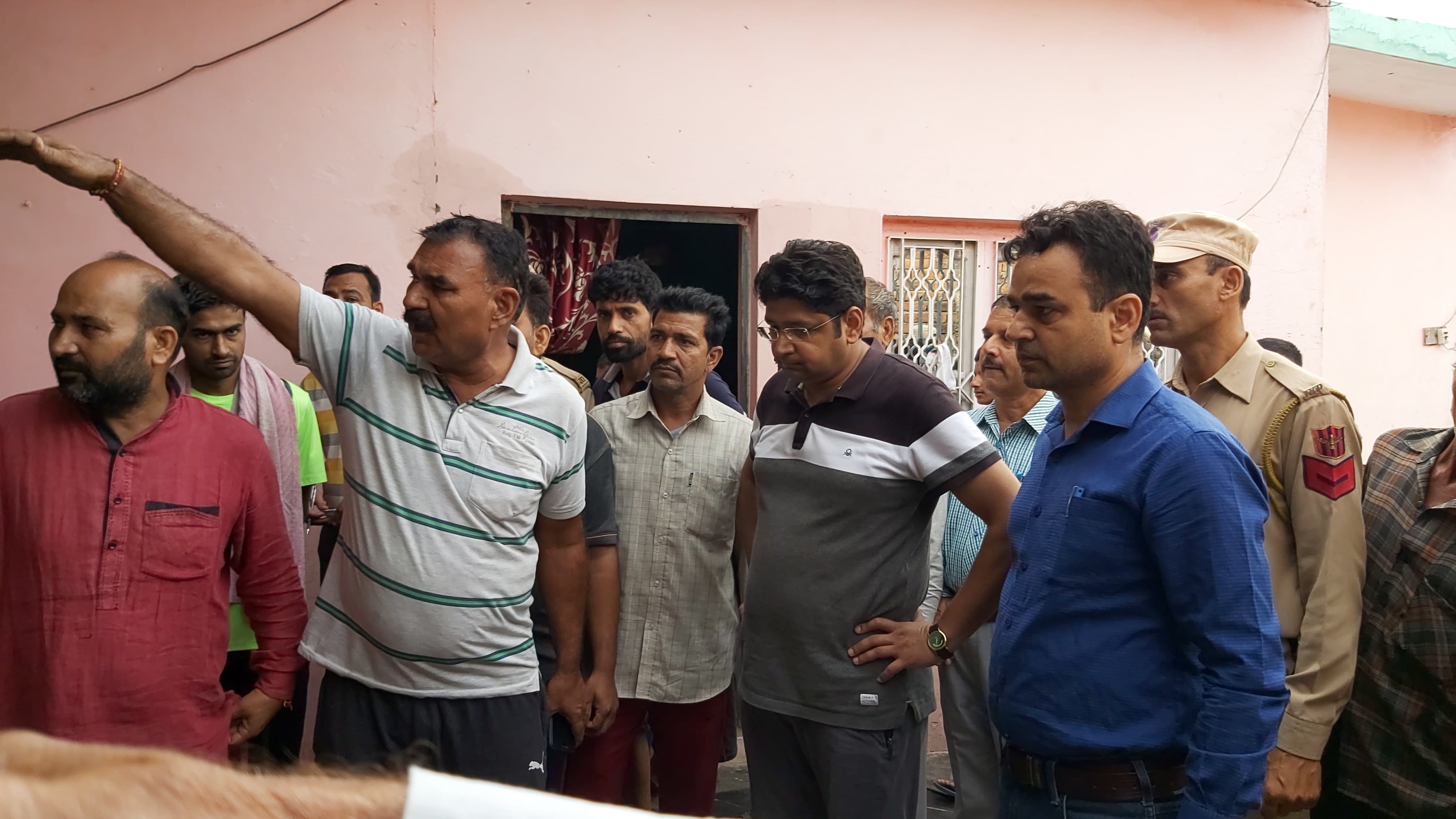 सीमावर्ती इलाके में गोलाबारी प्रभावितों की स्थिति जानने पहुंचे डीसी