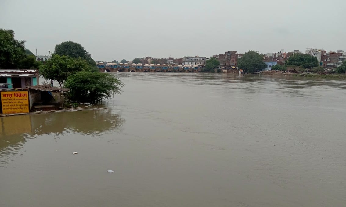 गोमती नदी का जलस्तर बढ़ने के बाद डूबा प्रतिमा विसर्जन घाट। गोमती नदी का जलस्तर बढ़ने के बाद डूबा प्रतिमा विसर्जन घाट।