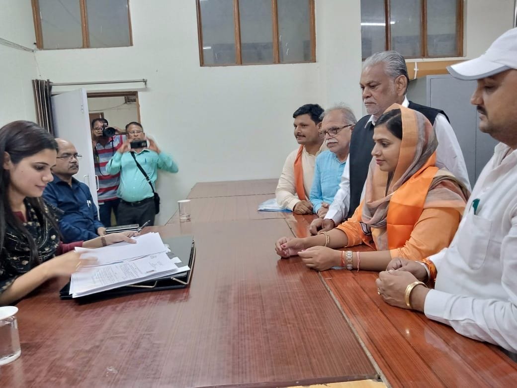 नामांकन करती भाजपा प्रत्याशी मीना नरवाल। नामांकन करती भाजपा प्रत्याशी मीना नरवाल।
