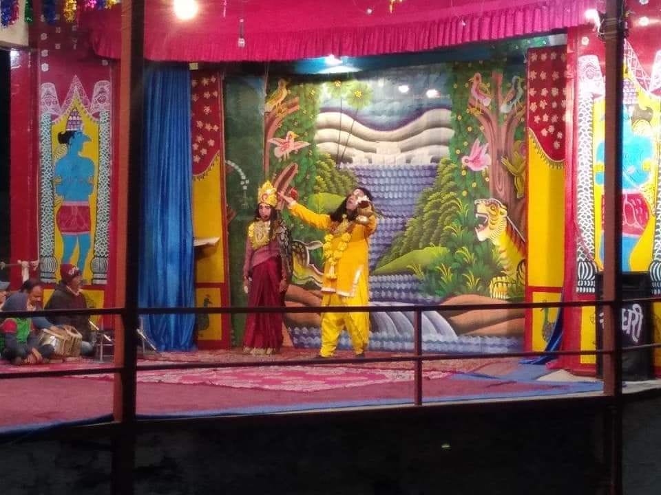 चंपावत की मल्लीहाट रामलीला में प्रथम दिन नटी सूत्रधार अभिनय करते हुए। चंपावत की मल्लीहाट रामलीला में प्रथम दिन नटी सूत्रधार अभिनय करते हुए।