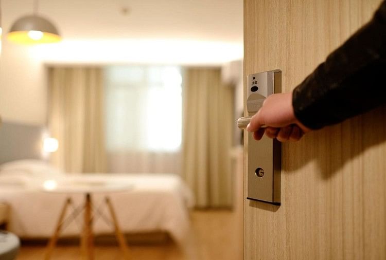 होटलों में 50 फीसदी एडवांस बुकिंग रद्द