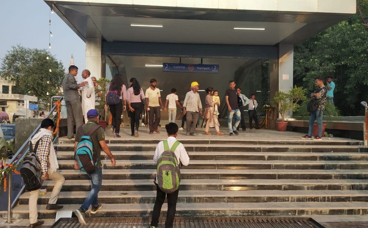 नजफगढ़ मेट्रो स्टेशन पर अपने गंतव्य तक पहुंचने के लिए जाते यात्री। 